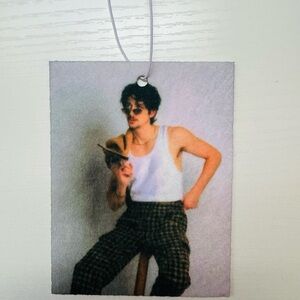 Trendy Graphic Tag with White and Black Design